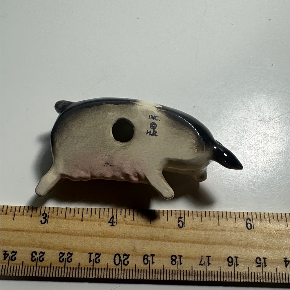 Vintage porcelain figurine is a  sleeping pig sow manufactured by Hagen-Renaker - Picture 4 of 4